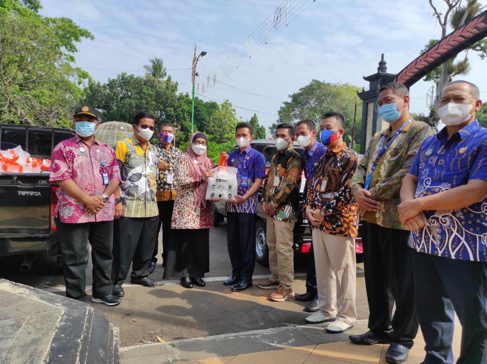 Penyerahan bantuan 400 paket sembako oleh BUMD Batang, Foto: batangkab.go.id