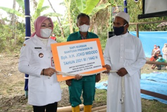 Bupati Grobogan, Sri Sumarni menyerahkan secara simbolis bantuan sapi kurban dari Presiden Joko Widodo. (Foto: Laman grobogan.go.id)