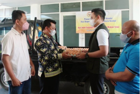 Bupati Kendal, Dico Ganinduto (kanan) menerima bantuan telur dari Paguyuban Peternak Ayam, Jumat (23/7). (Foto: Laman kendalkab.go.id)