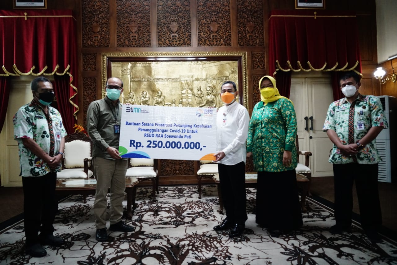 Bupati Pati, Haryanto didampingi oleh Wakil Ketua Komisi D DPRD Pati menerima langsung bantuan CSR oleh BRI Cabang Pati. Dokumentasi: instagram @humaspati