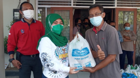 Penyerahan bantuan paket sembako dari Indomaret kepada PKL di Grobogan (Foto: Laman grobogan.go.id)
