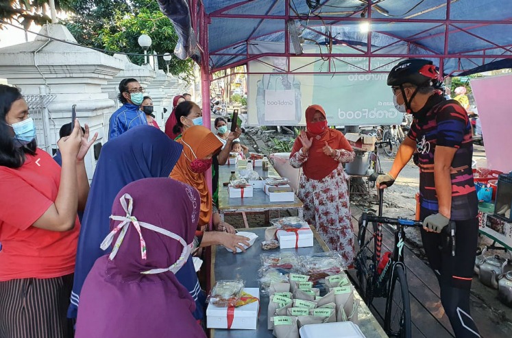 Gubernur Jateng, Ganjar Pranowo saat memborong dagangan PKL di Kota Semarang, Minggu (25/7). (Foto: Laman humas.jatengprov.go.id)