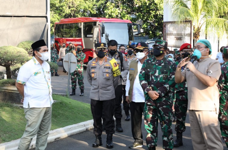 Wakil Gubernur Jateng, Taj Yasin Maimoen bersama Panglima TNI dan Kapolda Jateng meninjau Isoter Penanganan Covid-19, Minggu (25/7). (Foto: Laman humas.jatengprov.go.id)