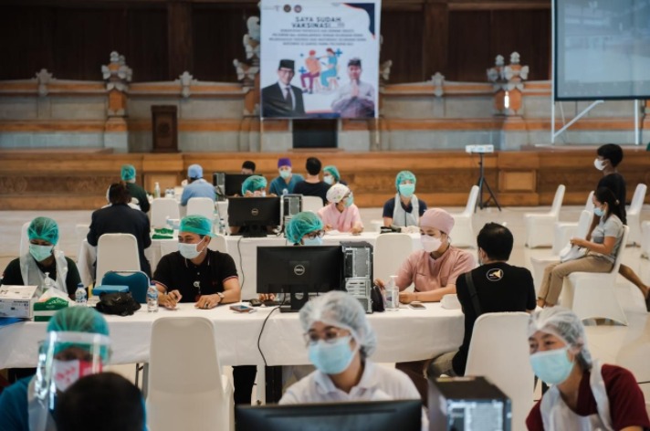 Kementerian Pariwisata dan Ekonomi Kreatif menggelar vaksinasi massal di Politeknik Pariwisata Bali, Senin (26/7). (Foto: Laman kemenparekraf.go.id).