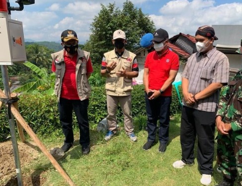 Bupati Wonosobo, Afif Nurhidayat (baju merah berompi) saat pemasangan EWS. (Foto: Instagram @bupati.wonosobo)