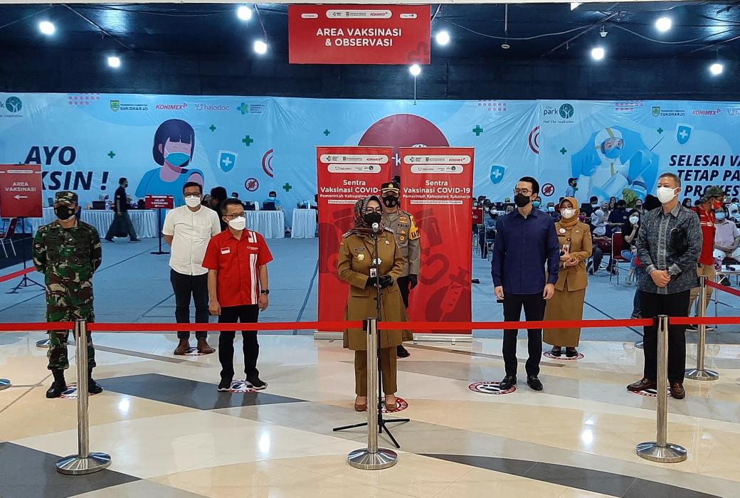 Bupati Sukoharjo didampingi perwakilan PT Konimex dan Halodoc meresmikan vaksinasi di The Park Mall. Foto: Humas Sukoharjo