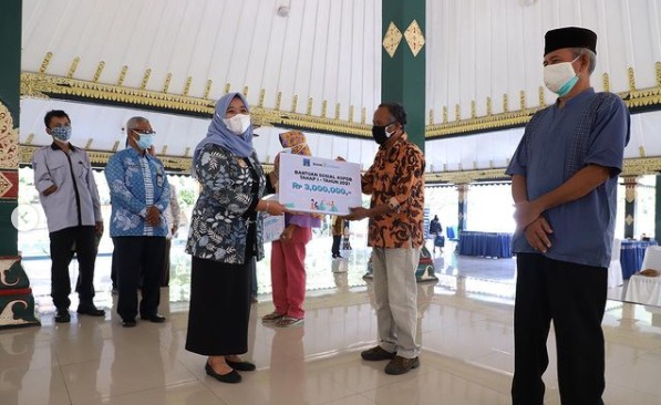 Bupati Sleman, Kustini Sri Purnomo, secara simbolis menyerahkan bantuan Rp3 juta bagi penyandang disabilitas berat. (Foto: Instagram @humassleman).