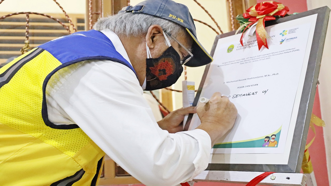 Menteri PUPR, Basuki Hadimoeljono saat meresmikan ruangan HCU di Rumah Sakit Lapangan Khusus Covid-19 Bantul. Foto: bantulkab.go.id