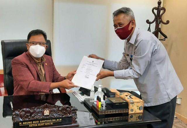 Ketua Badan Urusan Rumah Tangga (BURT) DPR RI Agung Budi Santoso saat memberi testimoni kepada Sekretariat Jenderal DPR RI Indra Pahlev. Foto: dpr.go.id