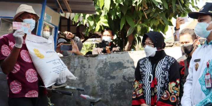 Mensos RI, Tri Rismaharini saat memonitor penyaluran BST di Kota Pekalongan. (Foto: Laman pekalongankota.go.id).