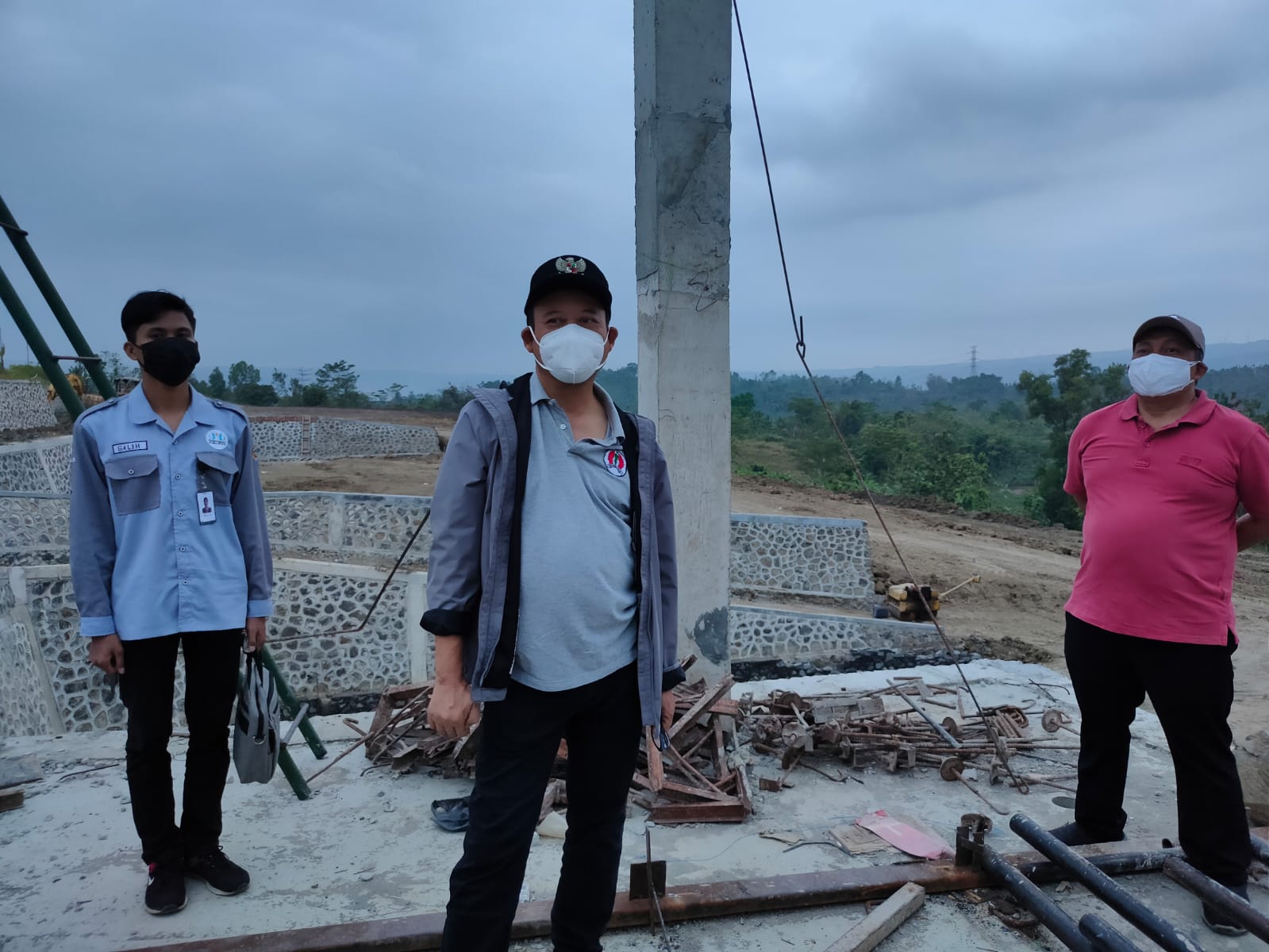 Kepala Dinas Lingkungan Hidup Banyumas, Junaidi saat meninjau TPA Kalibagor. Foto: banyumas.go.id