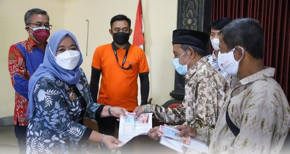 Bupati Sleman, Kustini Sri Purnomo menyerahkan BSP dan BST kepada warga. (Foto: Instagram @humassleman).