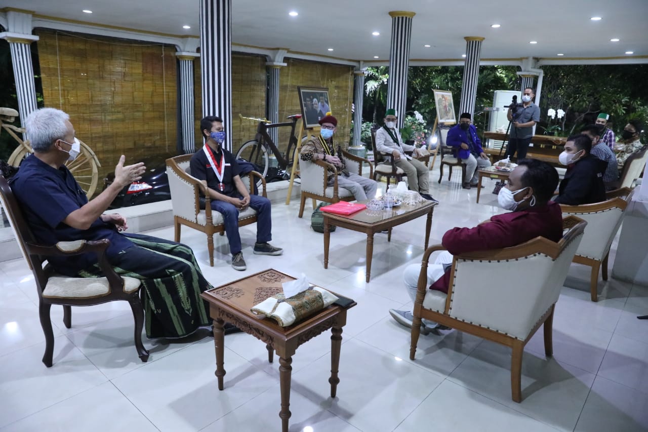 Gubernur Jateng, Ganjar Pranowo saat beraudiensi dengan mahasiswa. Foto: Jatengprov.go.id