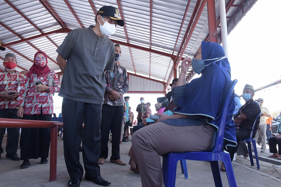 Bupati Boyolali, M. Said Hidayat saat meninjau vaksinasi pedagang di Pasar Cepogo. Foto: boyolali.go.id