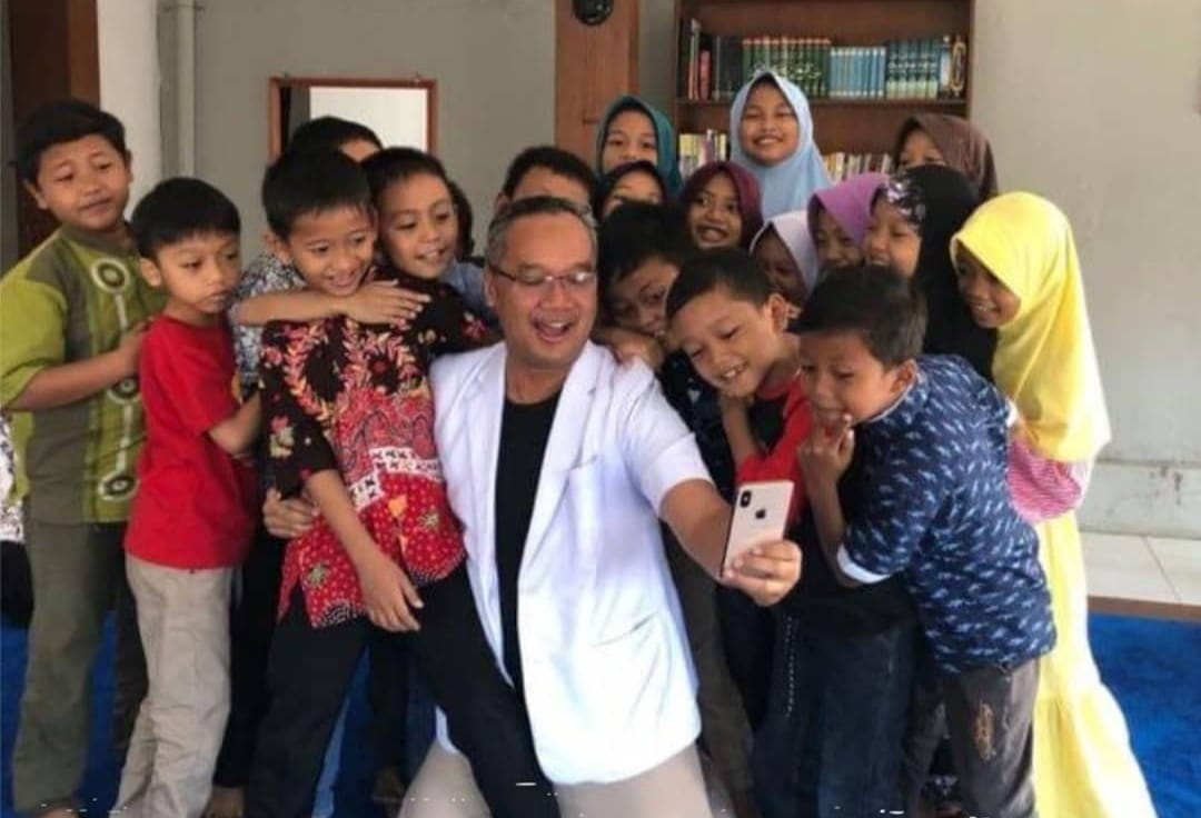 Wali Kota Magelang, Muchamad Nur Aziz bersama anak-anak (foto diambil sebelum pandemi) (Foto: Instagram @dokter_aziz_)