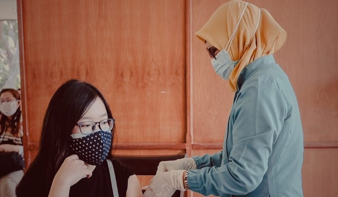 Warga Kota Magelang tengah menerima vaksinasi Covid-19. (Foto: Laman humas.magelangkota.go.id)