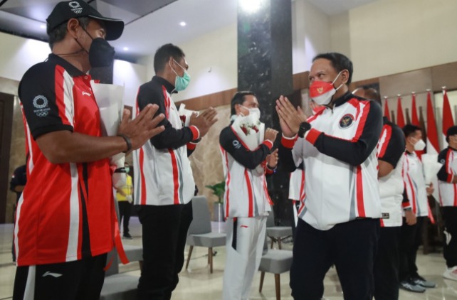 Menpora RI, Zainudin Amali (masker merah putih) saat menerima kepulangan atlet Olimpiade Tokyo 2020. (Foto: Laman kemenpora.go.id).