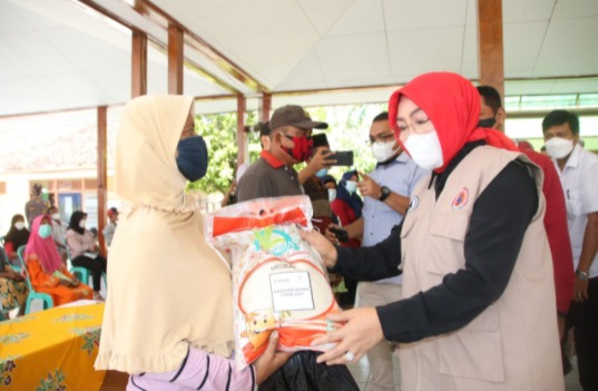 Bupati Grobogan, Sri Sumarni mendistribusikan bantuan beras kepada warga. (Foto: Laman grobogan.go.id).
