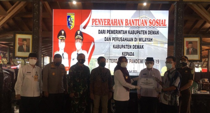 Penyaluran Bansos kepada masyarakat Kabupaten Demak. (Foto: Laman demakkab.go.id).