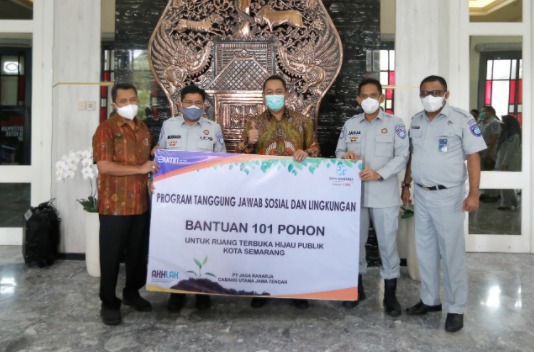 Wali Kota Semarang, Hendrar Prihadi menerima bantuan 101 pohon dari PT. Jasa Raharja. (Foto: Laman semarangkota.go.id).