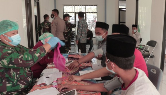 Kodim 0706 Temanggung melaksanakan vaksinasi Covid-19 bagi santri di Ponpes Prapak. (Foto: Laman mediacenter.temanggungkab.go.id)