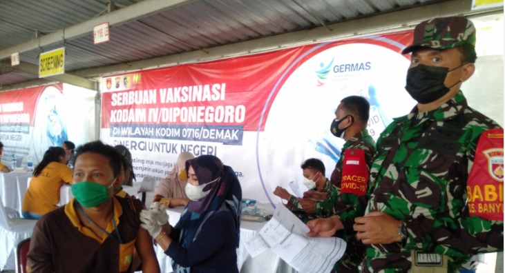 Kegiatan vaksinasi Covid-19 dosis kedua bagi 1.206 karyawan PT CWM Mranggen, Kabupaten Demak. (Foto: Laman demakkab.go.id)