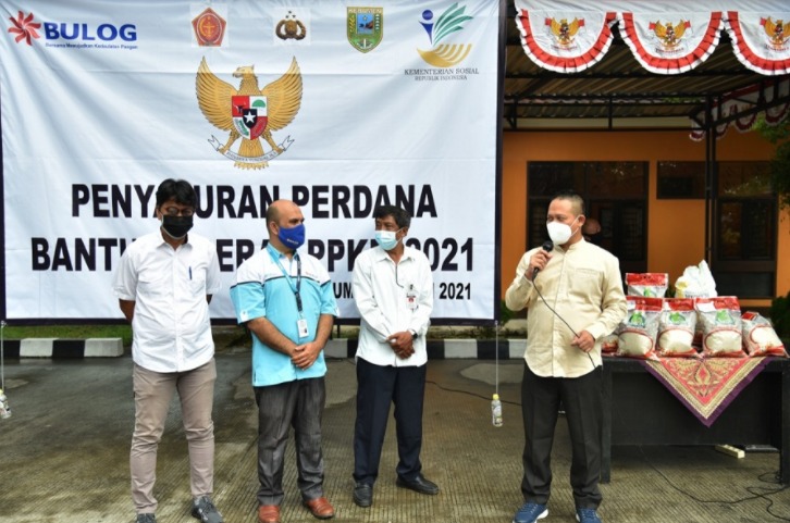 Pemkab Kebumen bersama Bulog menyalurkan bantuan 1.088 ton beras. (Foto: Laman kebumenkab.go.id)