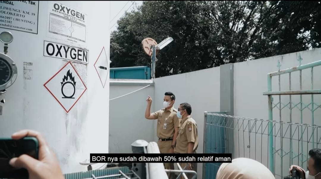 Bupati Kendal, Dico M. Ganinduto saat memonitor ketersediaan oksigen. (Foto: Instagram @dicoganinduto)