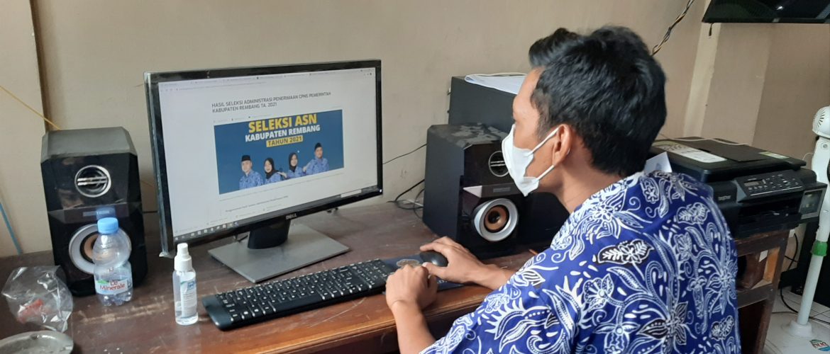 Staff BKD Pemkab Rembang saat meninjau berkas CPNS. Foto: rembangkab.go.id