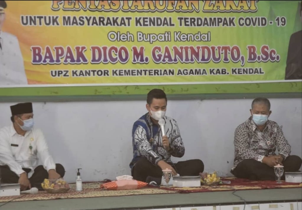Bupati Kendal, Dico M. Ganinduto saat penyaluran Bansos oleh Kemenag. (Foto: Instagram @dinas_kominfokendal)