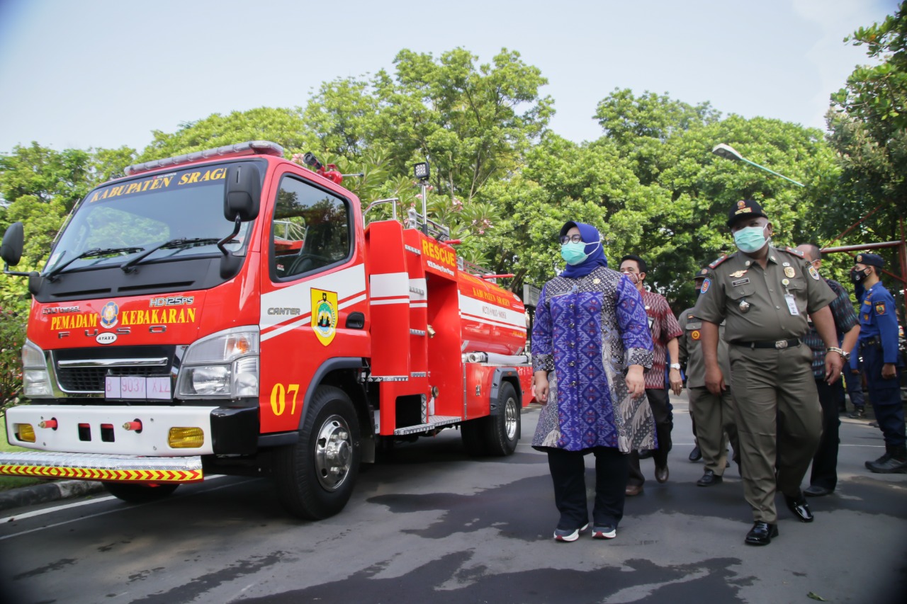Bupati Sragen, Kusdinar Untung Yuni Sukowati bersama pejabat Satpol PP saat penyerahan mobil damkar. Foto: sragenkab.go.id