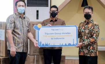 Menparekraf menyerahkan bantuan Konsentrator Oksigen kepada Menkes. (Foto: Laman kemenparekraf.go.id)