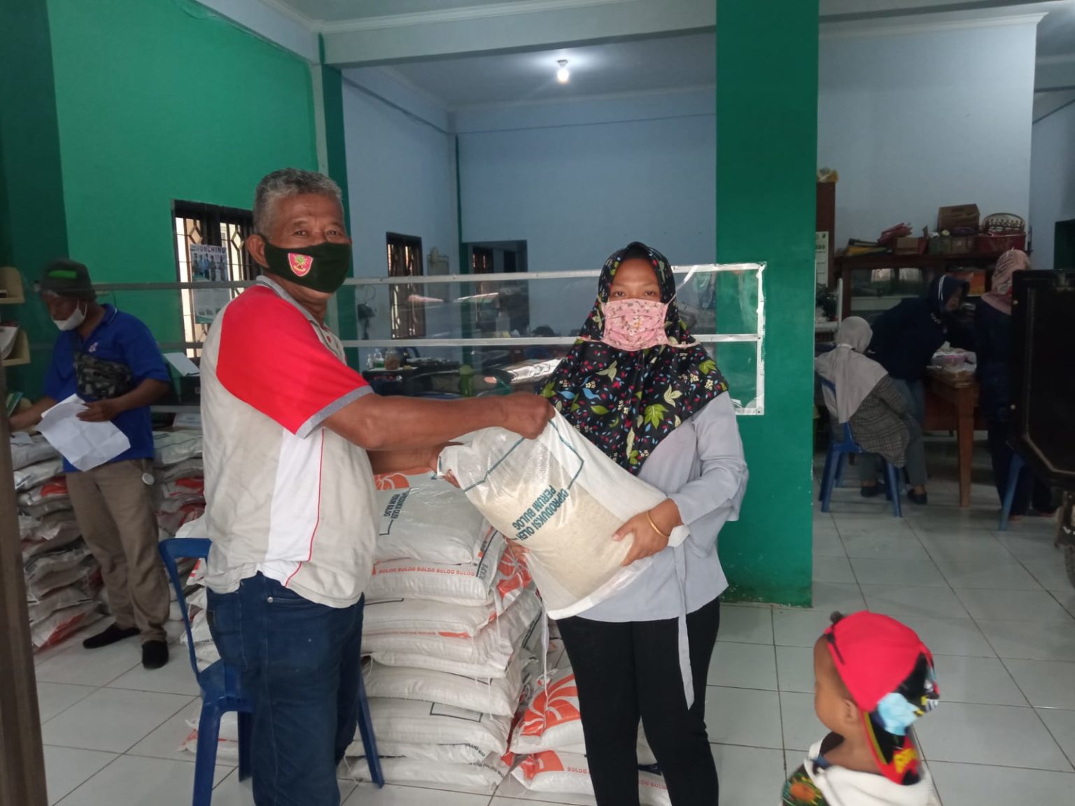 Proses penyerahan beras untuk warga. Foto: Jatengprov.go.id