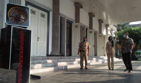 Wali Kota Semarang, Hendrar Prihadi mengecek contoh alat spayer pendingin. (Foto: Laman semarangkota.go.id)