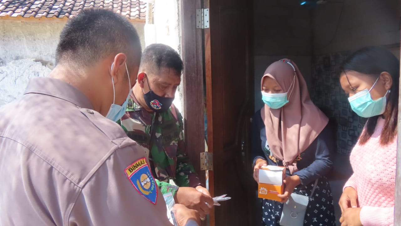 Babinsa dan Bhabinkamtibmas saat mendistribusikan paket obat dan vitamin gratis. Foto: jatengprov.go.id