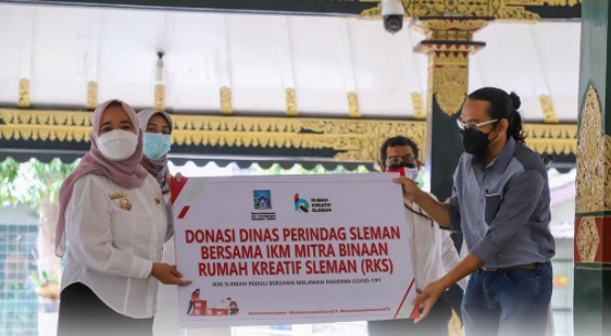 Bupati Sleman, Kustini Sri Purnomo menyerahkan bantuan penanganan Covid-19. (Foto: Instagram @humassleman)