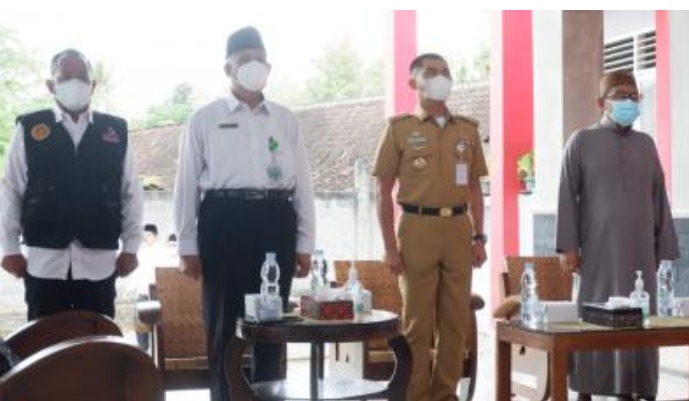 Bupati Gunungkidul, Sunaryanta (baju coklat) saat menghadiri vaksinasi di Ponpes Darul Quran. (Foto: Laman gunungkidulkab.go.id)