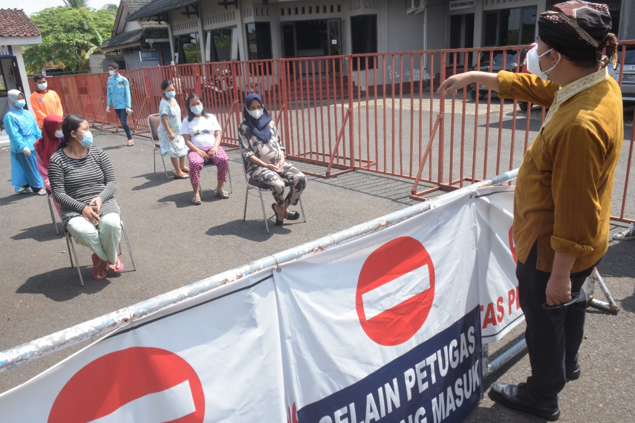 Bupati Banyumas, Achmad Husein saat meninjau kesiapan Hotel Tiara. Foto: banyumaskab.go.id