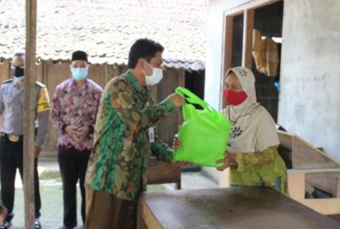 Wakil Bupati Gunungkidul, Heri Susanto menyerahkan Bansos bagi Lansia korban hipnotis. (Foto: Laman gunungkidulkab.go.id).