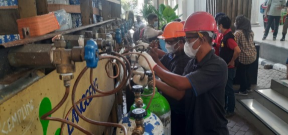 Pemkot Semarang menggelar pengisian tabung oksigen gratis. (Foto: Laman semarangkota.go.id).