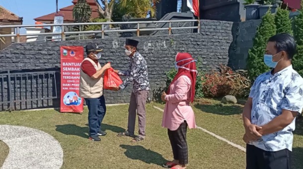 Bupati Semarang, Ngesti Nugraha menyalurkan sembako gotong royong. (Foto: Laman main.semarangkab.go.id)