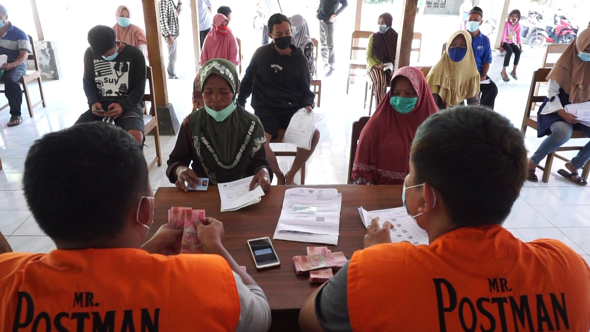 Warga Desa Pojok Kecamatan Nogosari, Kabupaten Boyolali saat menerima Bantuan Sosial Tunai (BST), Selasa (27/7). Foto: Boyolali.go.id