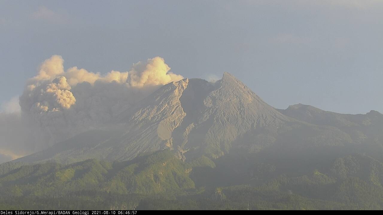 Erupsi Gunung Merapi, Selasa (10/8). (Foto: Twitter @BPPTKG)