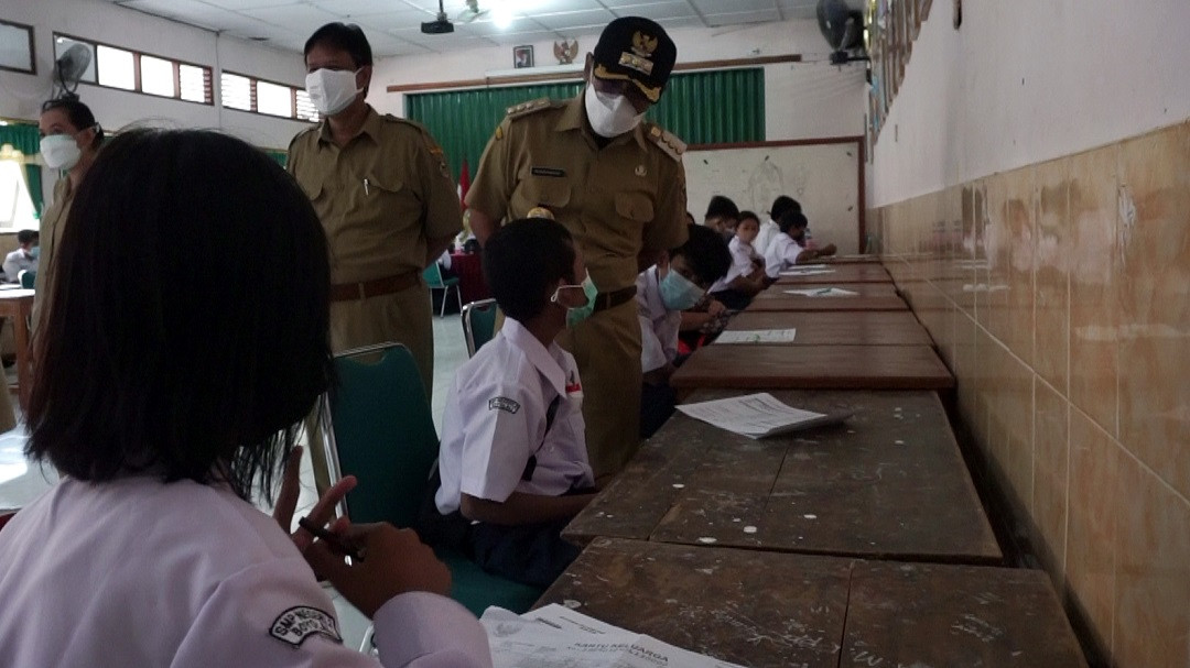 Bupati Boyolali, M. Said Hidayat monitoring kegiatan vaksinasi covid-19 bagi remaja usia 12 tahun sampai 17 tahun di SMP N. 2 Boyolali. Foto: boyolalikab.go.id