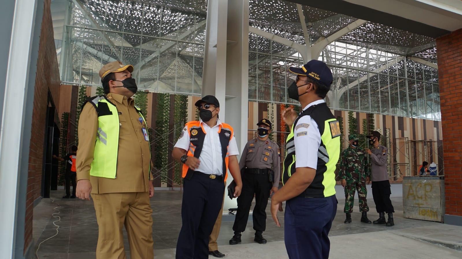 Bupati Blora, Arief Rahman didampingi pejabat OPD dan pengelola Bandara Ngloram meninjau gedung terminal penumpang. Foto: blorakab.go.id