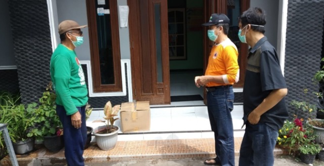 Kalaksana BPBD Kabupaten Magelang membagikan masker ke warga terdampak hujan abu vulkanik Gunung Merapi. (Foto: Laman beritamagelang.id)