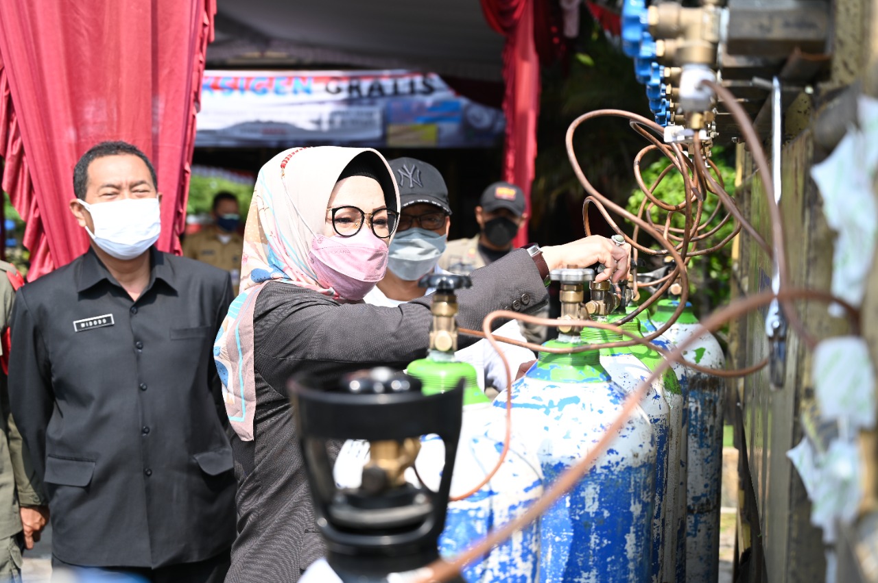 Bupati Sukoharjo, Etik Suryani saat meninjau bhakti sosial oksigen gratis. Foto: jatengprov.go.id