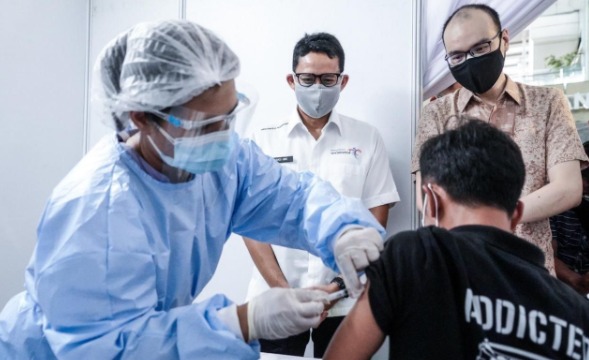 Menparekraf, Sandiaga Salahuddin Uno (baju putih) saat meninjau sentra vaksinasi di Terminal 3 Bandara Soetta. (Foto: Laman kemenparekraf.go.id).