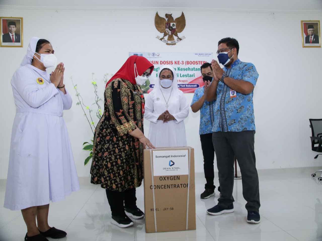 Bupati Sragen, Kusdinar Untung Yuni Sukowati saat menyerahkan bantuan konsentrator oksigen. Foto: sragenkab.go.id