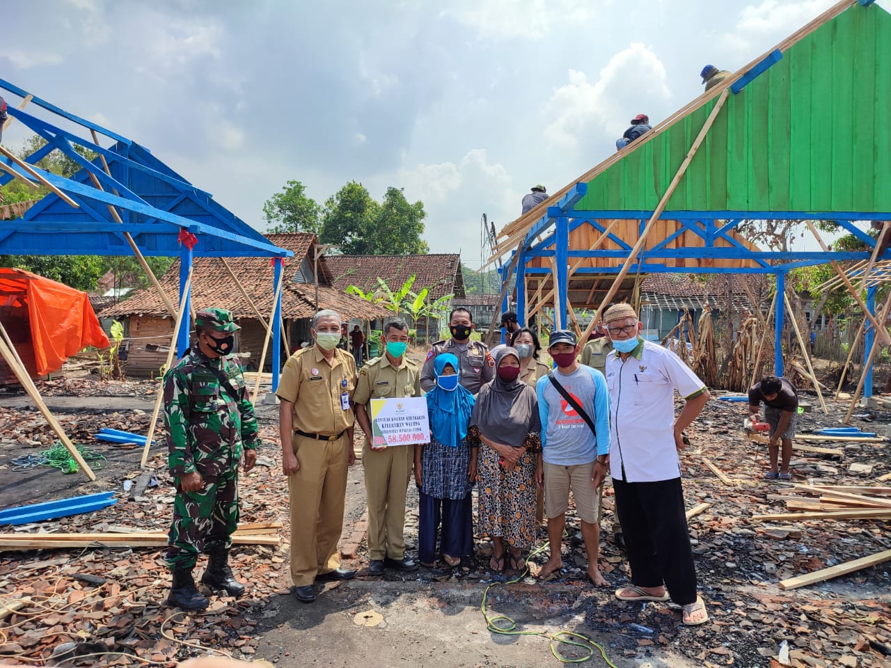 Bupati Blora, Arief Rahman bersam Forkopimda menyerahkan bantuan korban kebakaran di wilayah Wulung Randublatung. Foto: blorakab.com